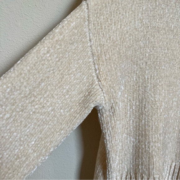 Cynthia Rowley Ivory Chenille Loose Fit Sweater w/ Scallop Hem - Size M (EUC) - Picture 3 of 7